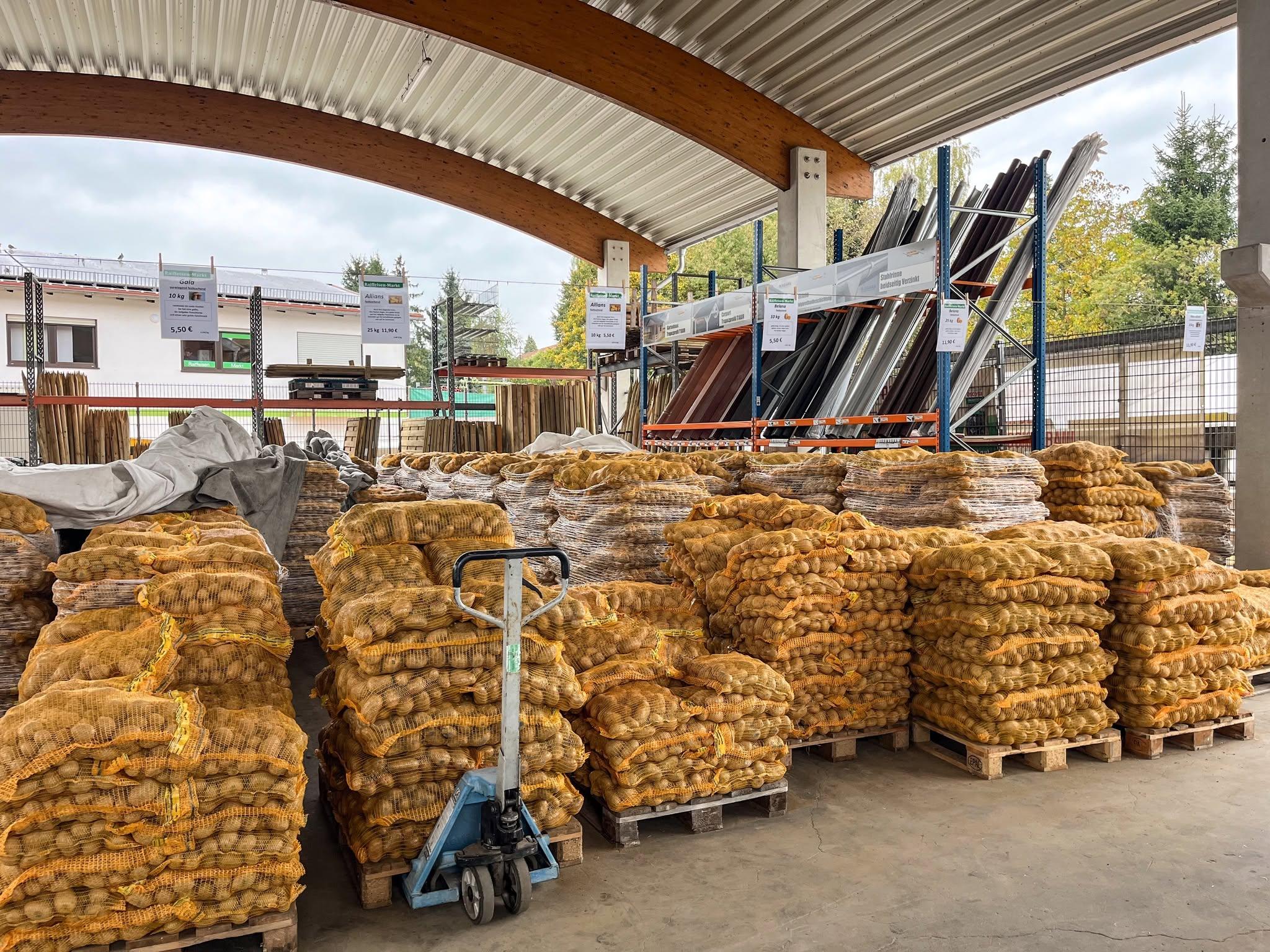 Kartoffeln in Säcken im Lager des Raiffeisenmarkts Wiesbach