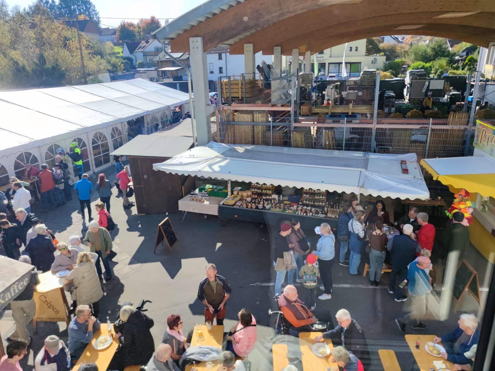 Besucherinnen und Besucher auf dem Kartoffelmarkt am Raiffeisenmarkt Wiesbach