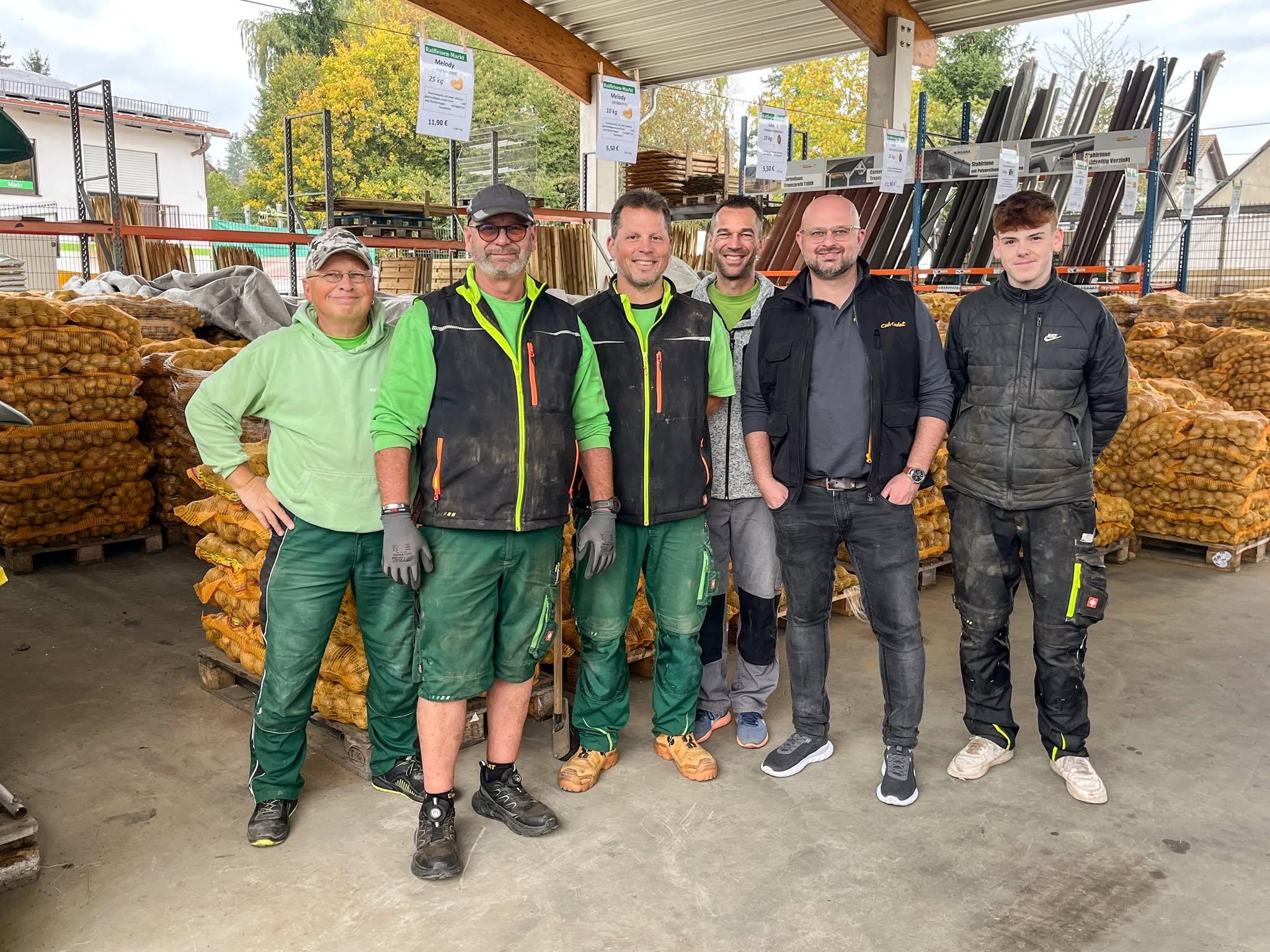 Verkaufsteam mit Kartoffelsäcken auf dem Marktgelände in Wiesbach
