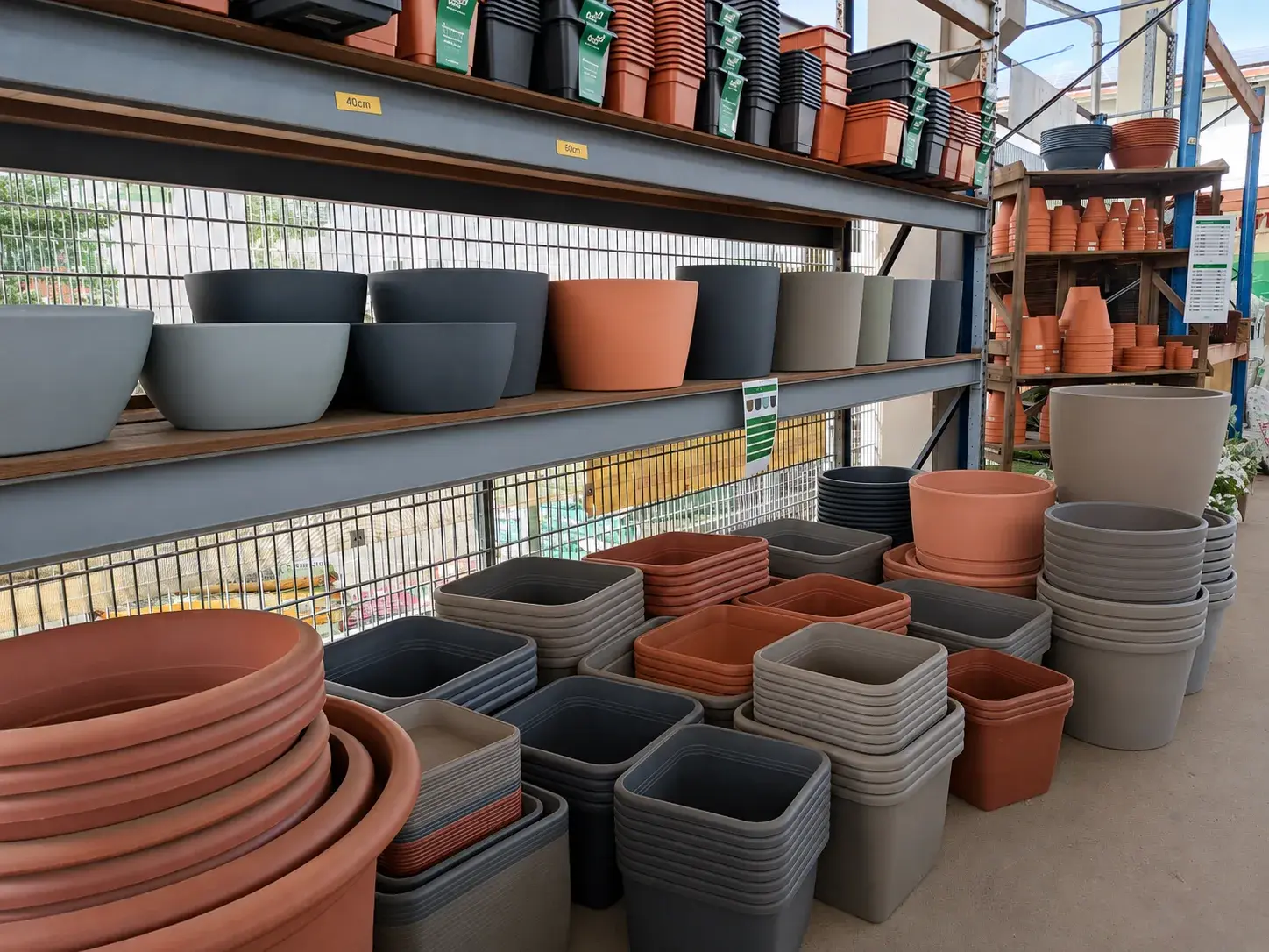 Blumentöpfe im Raiffeisenmarkt Wiesbach