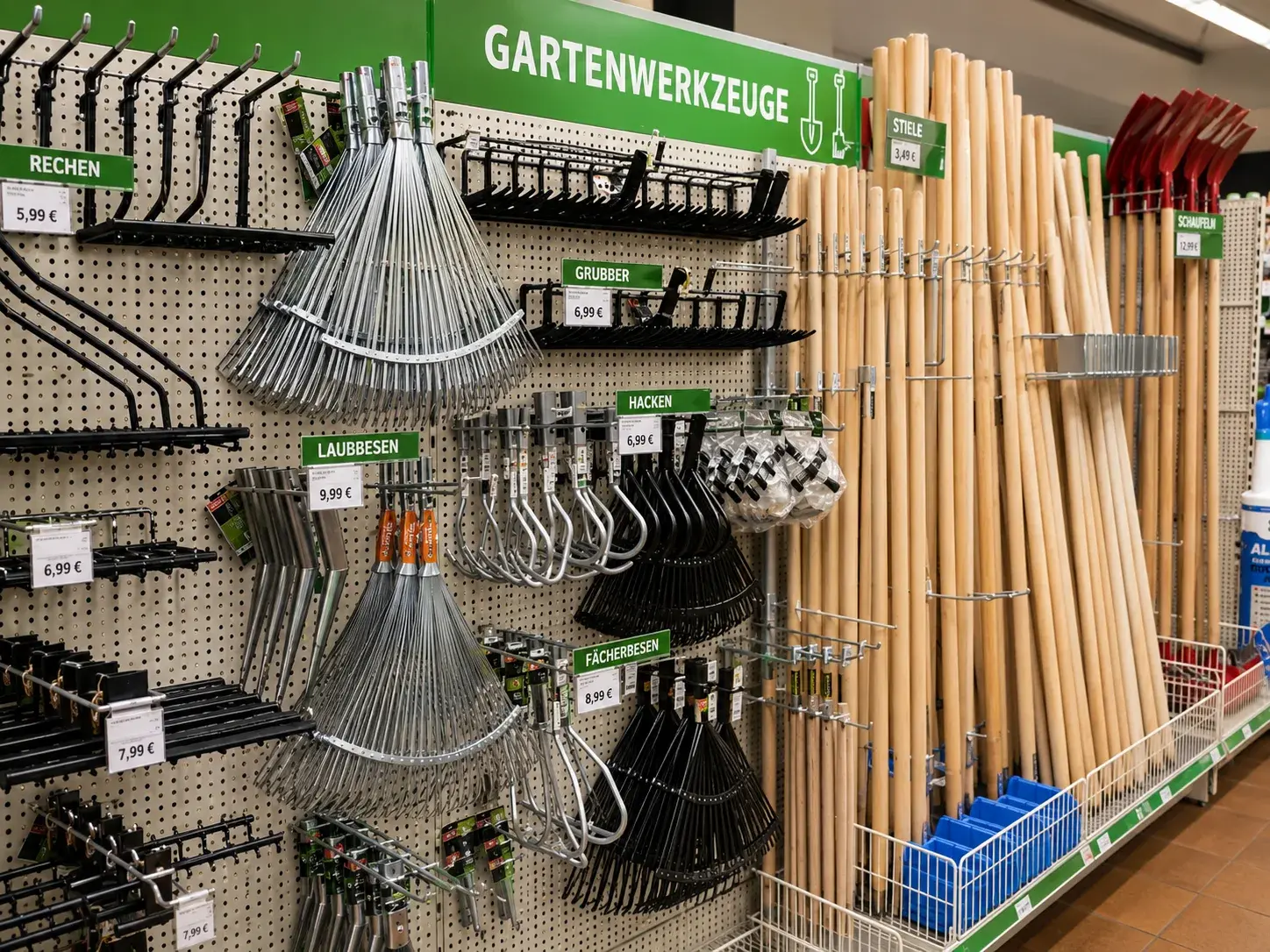 Gartenwerkzeuge im Raiffeisenmarkt Wiesbach