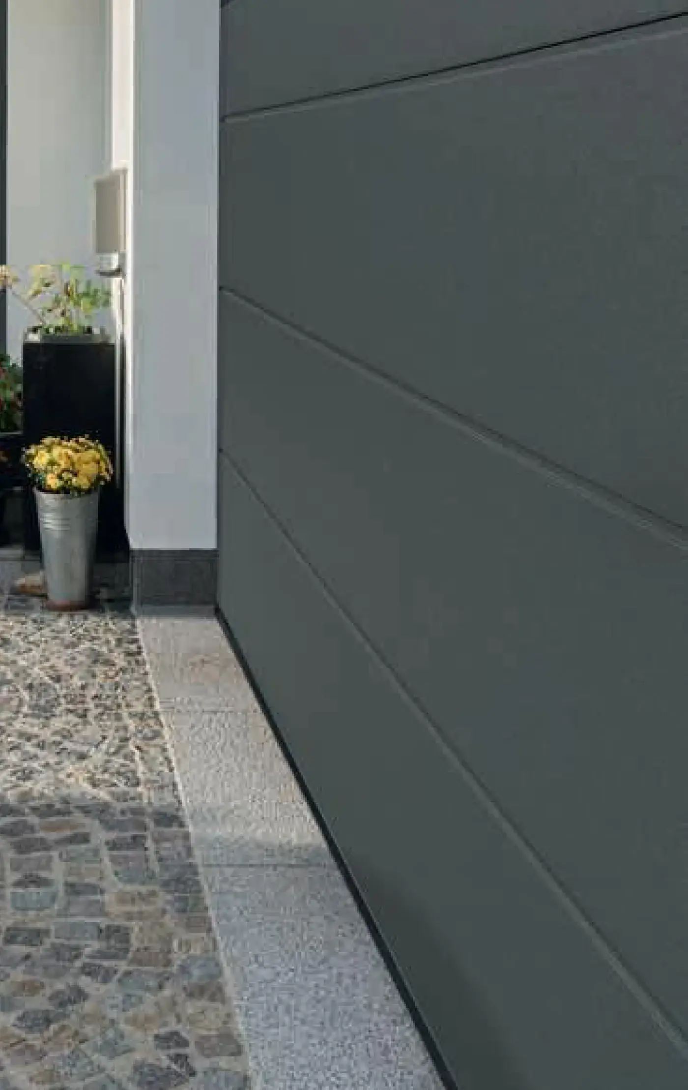 Oberflächendetail eines Hörmann RenoMatic Sektionaltors in Anthrazit